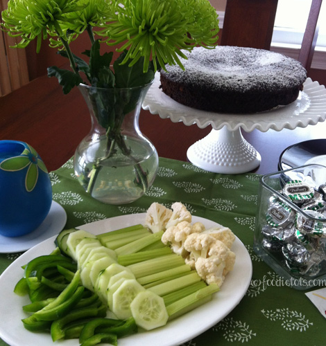 St. Patrick's Day #SundaySupper tablescape | FoodieTots.com