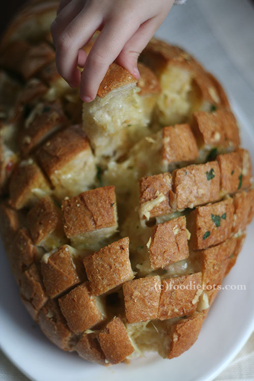 cheesy pull-apart bread | foodietots.com