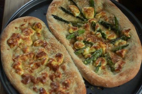 asparagus and scrambled egg pizza | foodietots.com