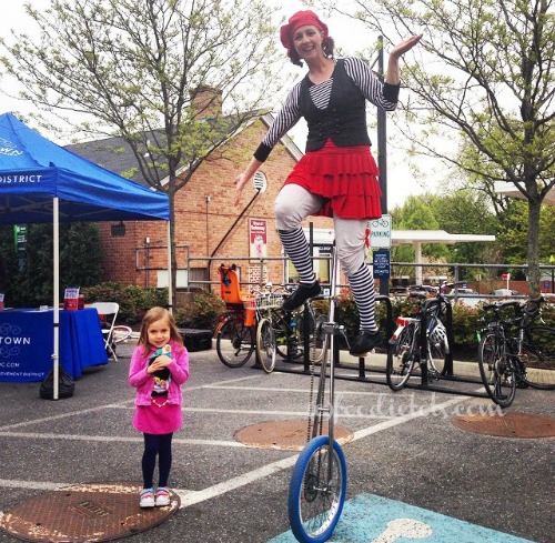 french-market-unicyclist-foodietots